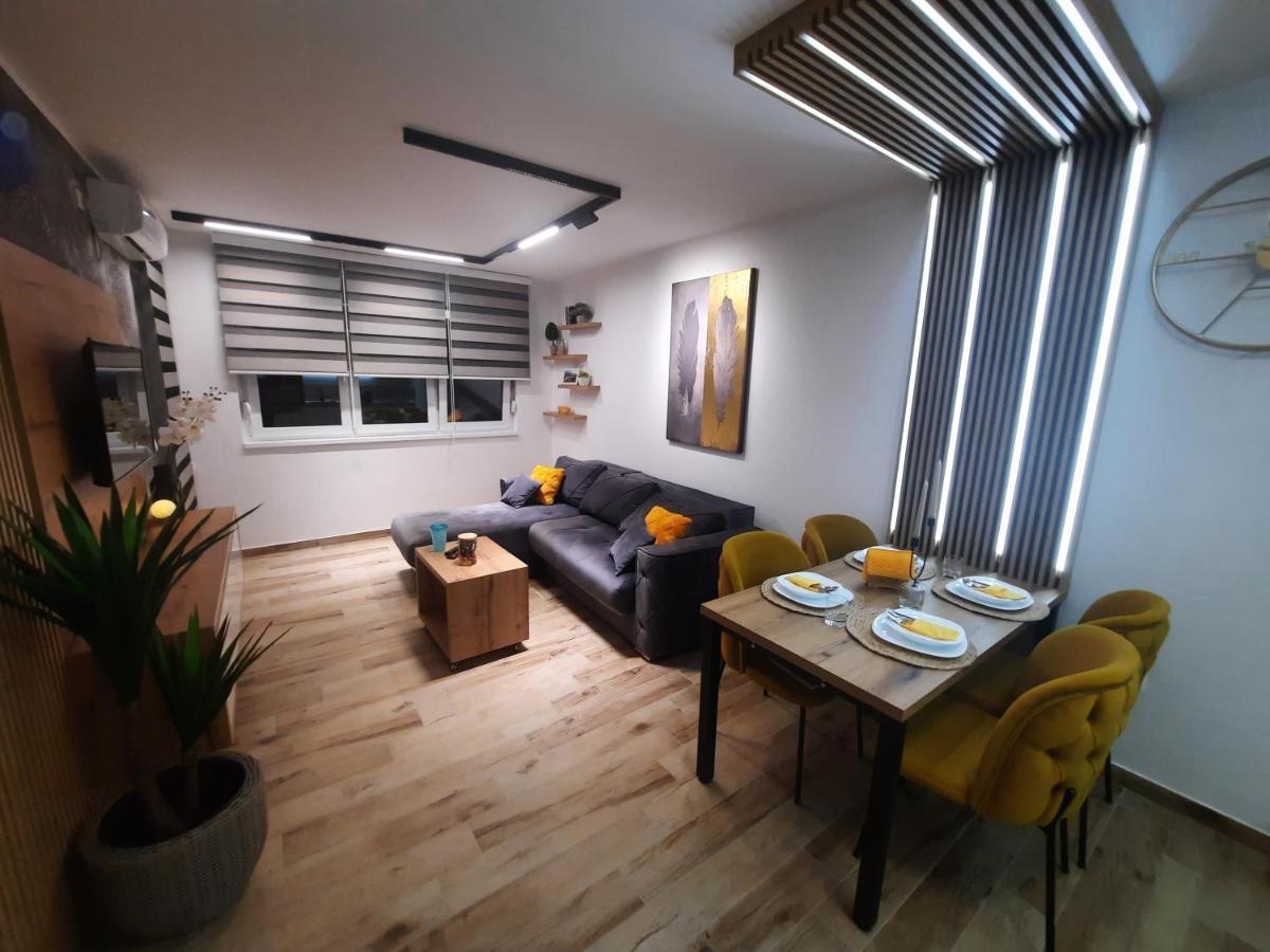 Apartman Lux-Besplatno Koriscenje Zasebne Garaze Sremska Mitrovica Exterior foto