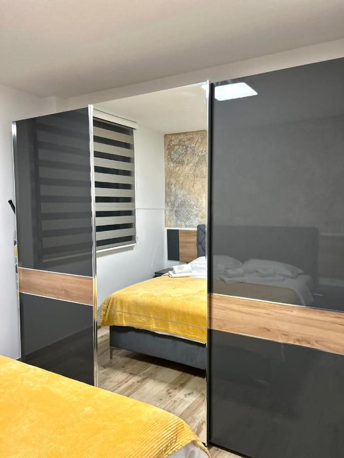 Apartman Lux-Besplatno Koriscenje Zasebne Garaze Sremska Mitrovica Exterior foto