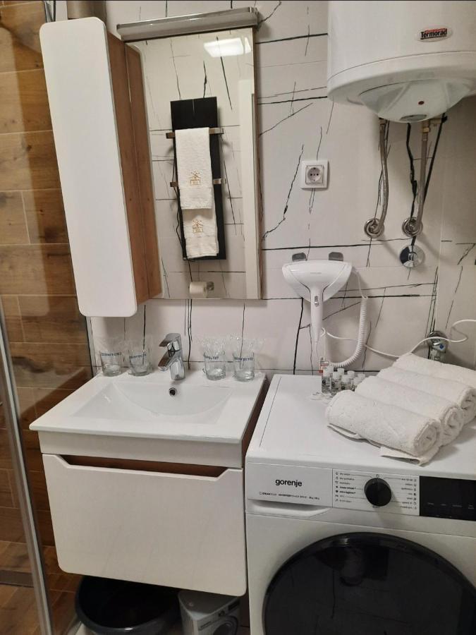 Apartman Lux-Besplatno Koriscenje Zasebne Garaze Sremska Mitrovica Exterior foto