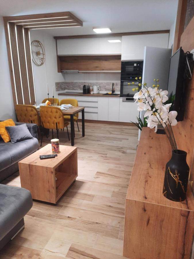 Apartman Lux-Besplatno Koriscenje Zasebne Garaze Sremska Mitrovica Exterior foto