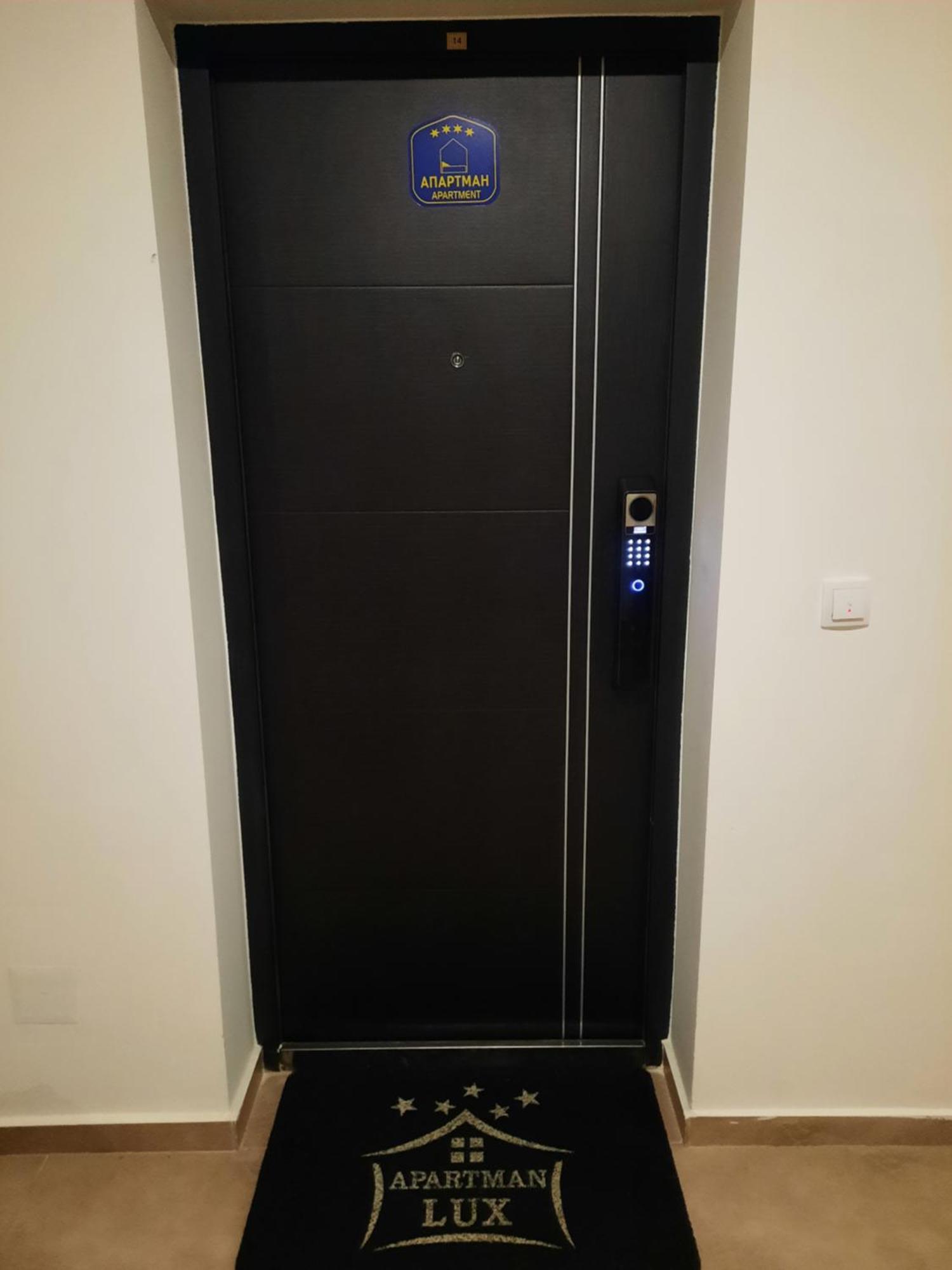 Apartman Lux-Besplatno Koriscenje Zasebne Garaze Sremska Mitrovica Exterior foto