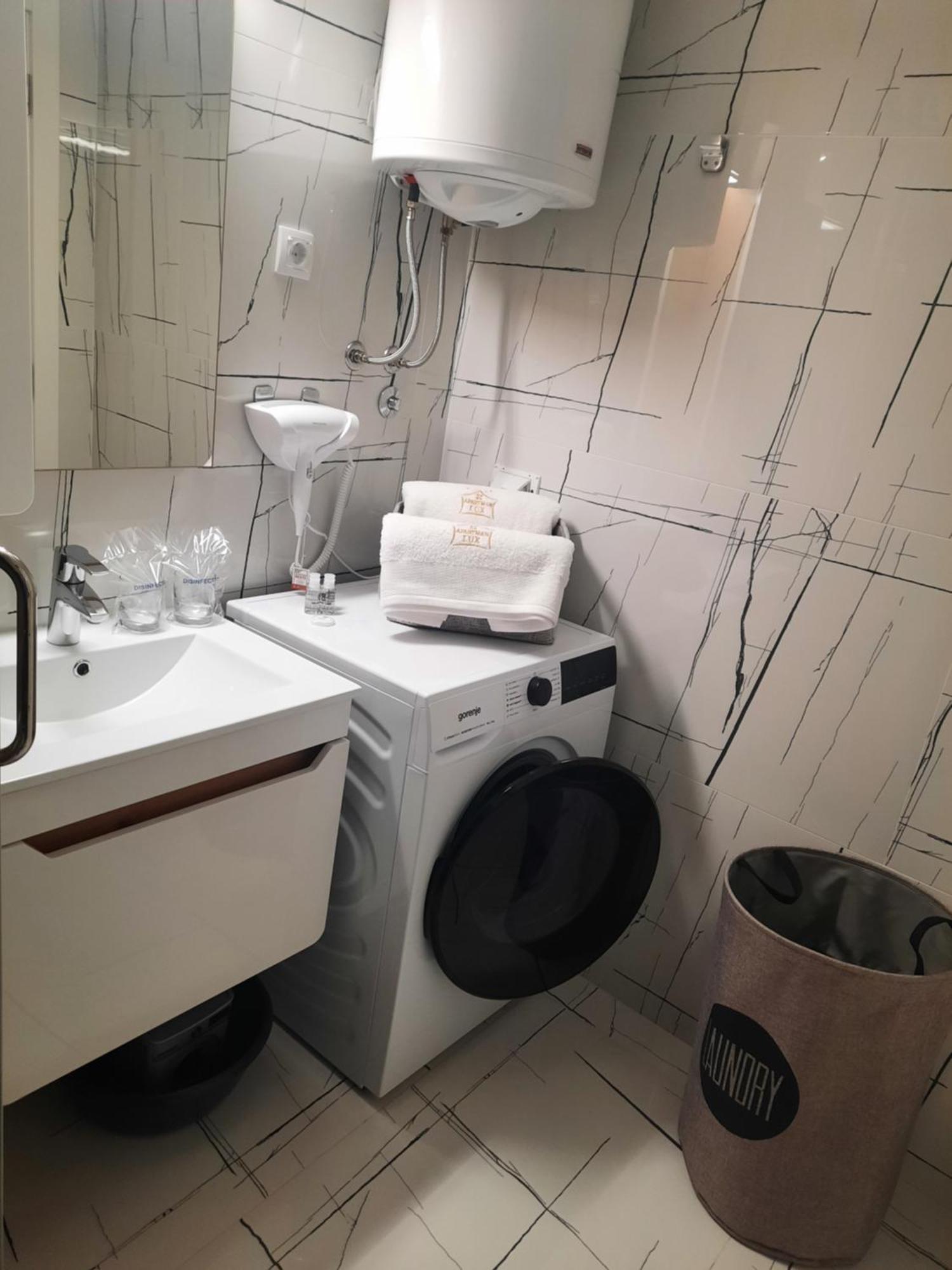 Apartman Lux-Besplatno Koriscenje Zasebne Garaze Sremska Mitrovica Exterior foto